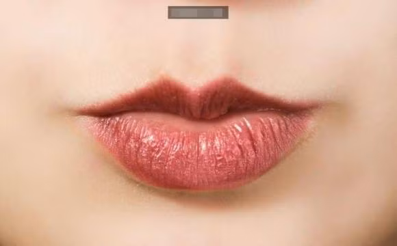 3. Môi dưới tương đối rộng: ưa cuộc sống đa dạng, sinh ra đã không thể ngồi văn phòng. Bạn tận hưởng một cuộc sống tràn đầy năng lượng, gặp gỡ những người mới, làm hài lòng môi trường và chấp nhận những điều khác biệt mỗi ngày.