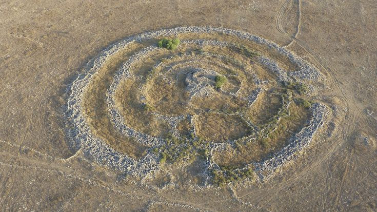  2. Niên đại ước tính hơn 5.000 năm tuổi. Các nhà khảo cổ học cho rằng công trình này được xây dựng vào khoảng năm 3000 TCN, cùng thời với kim tự tháp Ai Cập đầu tiên. Ảnh: Pinterest.