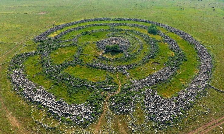  1. Cấu trúc gồm nhiều vòng tròn đá đồng tâm khổng lồ. Rujm el-Hiri bao gồm hơn 42.000 tảng đá bazan xếp thành 5 vòng tròn đồng tâm, đường kính lớn nhất lên tới 160 mét. Ảnh: Pinterest.