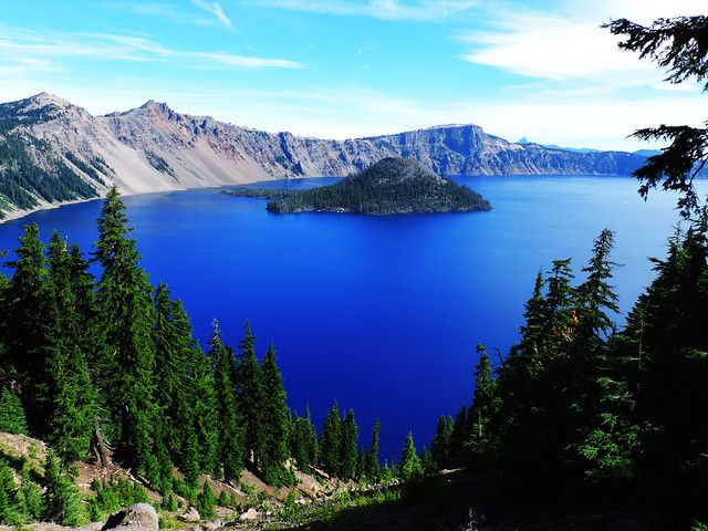  3. Hồ được hình thành từ sự sụp đổ của núi lửa Mazama. Khoảng 7.700 năm trước, ngọn núi lửa Mazama phun trào dữ dội rồi sụp đổ, tạo nên một miệng hố khổng lồ – nơi sau này trở thành hồ Crater. Ảnh: Pinterest.