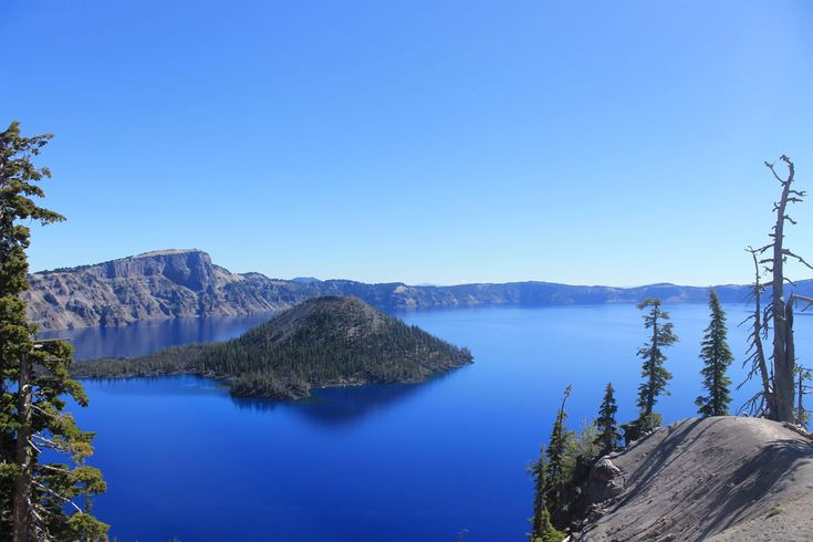  5. Đảo Wizard là tàn tích của một đỉnh núi lửa phụ. Nằm giữa hồ là đảo Wizard, hình thành từ các hoạt động núi lửa sau khi miệng núi lửa chính sụp đổ. Đây là điểm du lịch hấp dẫn trong mùa hè. Ảnh: Pinterest.