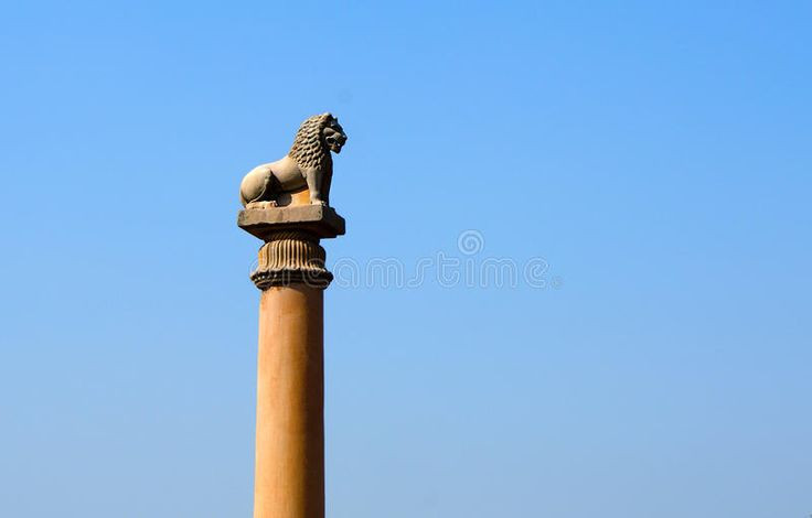  3. Được làm từ đá sa thạch nguyên khối. Mỗi cột đá Asoka được đẽo gọt từ một khối đá sa thạch duy nhất, với chiều cao trung bình từ 12–15 mét và nặng tới vài chục tấn – một kỳ tích kỹ thuật thời cổ đại. Ảnh: Pinterest.