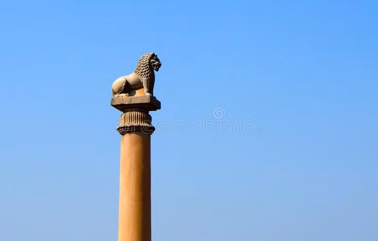  3. Được làm từ đá sa thạch nguyên khối. Mỗi cột đá Asoka được đẽo gọt từ một khối đá sa thạch duy nhất, với chiều cao trung bình từ 12–15 mét và nặng tới vài chục tấn – một kỳ tích kỹ thuật thời cổ đại. Ảnh: Pinterest.