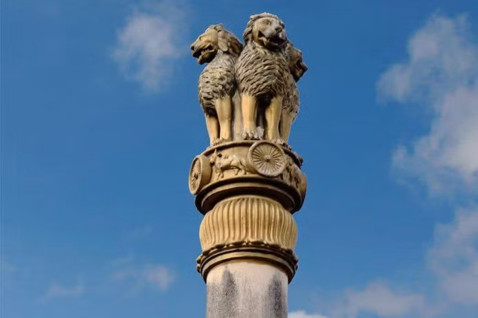  4. Phần đỉnh cột thường chạm khắc hình sư tử. Hình ảnh sư tử – một biểu tượng của quyền lực và Phật pháp – thường được tạc trên đỉnh cột, nổi tiếng nhất là “Tượng sư tử Sarnath” hiện là quốc huy của Ấn Độ hiện đại. Ảnh: Pinterest.