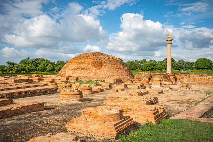  7. Một số cột đá vẫn còn nguyên vẹn đến ngày nay. Dù trải qua hơn hai thiên niên kỷ, nhiều cột đá Asoka vẫn đứng vững, giữ nguyên văn bản và hình khắc – minh chứng cho trình độ chế tác và bảo tồn tuyệt vời của người xưa. Ảnh: Pinterest.