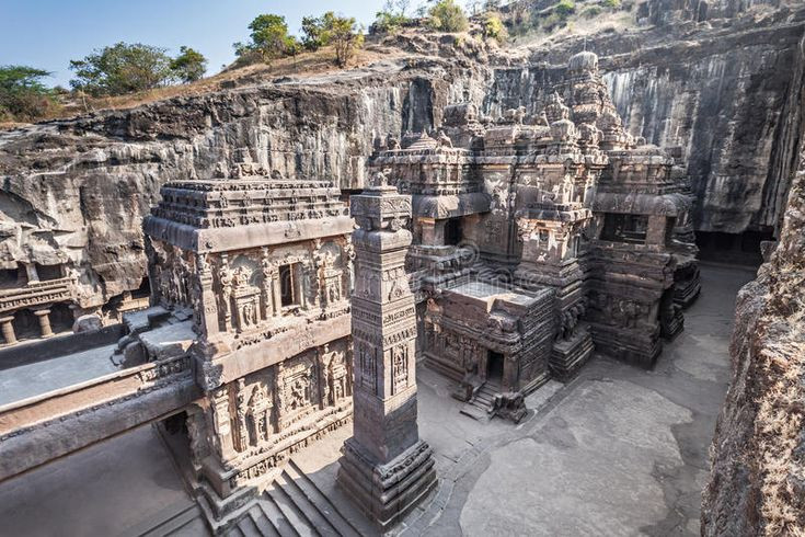  8. Nằm trong quần thể hang động Ellora. Đền Kailasa là hang động số 16 trong quần thể Ellora nổi tiếng tại bang Maharashtra, Ấn Độ, được UNESCO công nhận là Di sản Thế giới. Ảnh: Pinterest.