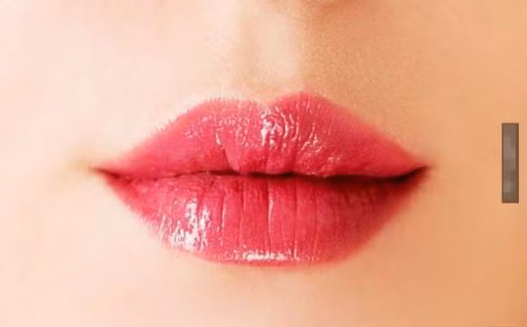  6. Môi trên mỏng: Bạn sinh ra đã có tố chất lãnh đạo vô song, giỏi thuyết phục người khác và biết cách khiến người khác làm theo nhịp độ của mình. Cuộc sống của bạn có rất nhiều cơ hội để thành công, nhưng bạn có thể gặp khó khăn hơn trong việc tham gia vào một mối quan hệ nào đó bởi vì mục tiêu của bạn trong cuộc sống là làm cho bản thân trở nên tốt hơn chứ không phải là làm với người khác.