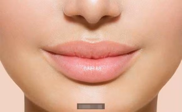 4. Môi trên to hơn môi dưới: Bạn là người không giấu được cảm xúc, yêu đời, đầy cảm xúc, đầy sức hút riêng và rất hài hước. Bạn luôn có khả năng thu hút và tận hưởng sự chú ý của người khác cũng như đánh giá cao về bản thân.