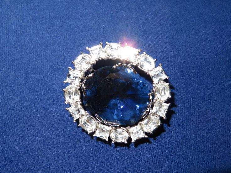  4. Liên quan đến nhiều nhân vật lịch sử. Nhiều nhân vật lịch sử nổi tiếng như Vua Louis XVI và Marie Antoinette được cho là đã sở hữu viên kim cương này, và số phận bi thảm của họ được liên kết với lời nguyền. Tuy nhiên, không có bằng chứng xác thực cho thấy họ từng sở hữu viên kim cương Hope. Ảnh: Pinterest.