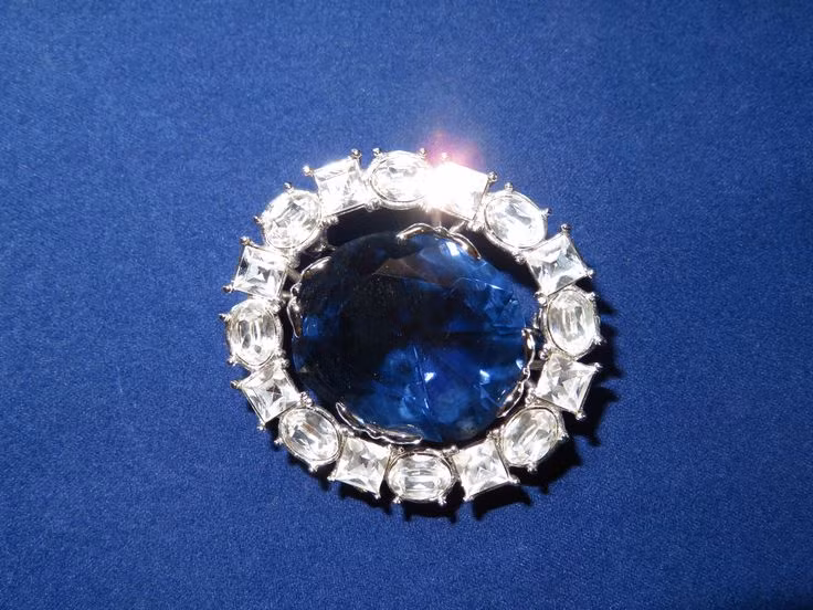  4. Liên quan đến nhiều nhân vật lịch sử. Nhiều nhân vật lịch sử nổi tiếng như Vua Louis XVI và Marie Antoinette được cho là đã sở hữu viên kim cương này, và số phận bi thảm của họ được liên kết với lời nguyền. Tuy nhiên, không có bằng chứng xác thực cho thấy họ từng sở hữu viên kim cương Hope. Ảnh: Pinterest.