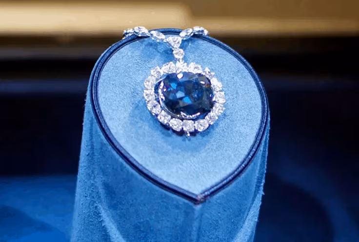  1. Nguồn gốc từ Ấn Độ. Viên kim cương Hope ban đầu được cho là một phần của viên đá 115 carat được tìm thấy ở Ấn Độ vào năm 1668. Sau đó, nó được bán cho Vua Louis XIV của Pháp và được cắt thành viên kim cương xanh 69 carat, được biết đến với tên gọi French Blue. Ảnh: Pinterest.