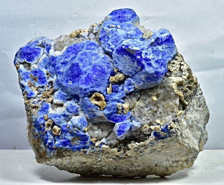  2. Đây là một dạng hiếm của khoáng vật sodalite. Không phải sodalite nào cũng có tính chất tenebrescence – chỉ một số ít biến thể chứa nguyên tố đặc biệt mới có khả năng này. Ảnh: Pinterest.