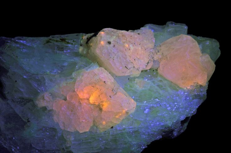  4. Hackmanite có thể phát quang dưới tia cực tím. Dưới đèn UV, hackmanite phát sáng với ánh tím hoặc hồng rực rỡ, khiến nhiều người nhầm với các loại đá quý huỳnh quang khác. Ảnh: Pinterest.