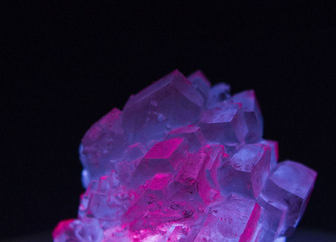  5. Một số mẫu hackmanite có thể "tái nạp" ánh sáng màu. Sau khi bị ánh sáng mặt trời làm đậm màu, đá có thể dần trở lại trạng thái ban đầu nếu để trong bóng tối – một chu trình có thể lặp đi lặp lại nhiều lần. Ảnh: Pinterest.