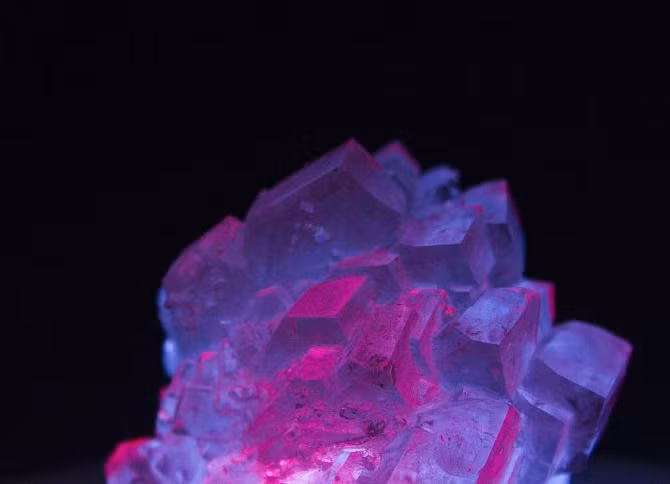  5. Một số mẫu hackmanite có thể "tái nạp" ánh sáng màu. Sau khi bị ánh sáng mặt trời làm đậm màu, đá có thể dần trở lại trạng thái ban đầu nếu để trong bóng tối – một chu trình có thể lặp đi lặp lại nhiều lần. Ảnh: Pinterest.