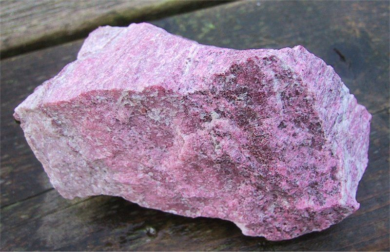  3. Tên gọi hackmanite được đặt theo tên nhà địa chất Phần Lan Victor Hackman. Ông là người đầu tiên ghi nhận khoáng vật này ở Greenland vào cuối thế kỷ 19. Ảnh: Pinterest.