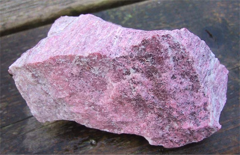  3. Tên gọi hackmanite được đặt theo tên nhà địa chất Phần Lan Victor Hackman. Ông là người đầu tiên ghi nhận khoáng vật này ở Greenland vào cuối thế kỷ 19. Ảnh: Pinterest.