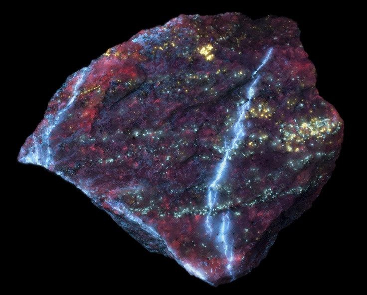  6. Hackmanite thường được tìm thấy ở Afghanistan, Myanmar và Greenland. Ngoài ra, Canada và Nga cũng là những nơi có trữ lượng nhất định, nhưng đá có tính tenebrescence mạnh thì hiếm hơn nhiều. Ảnh: Pinterest.