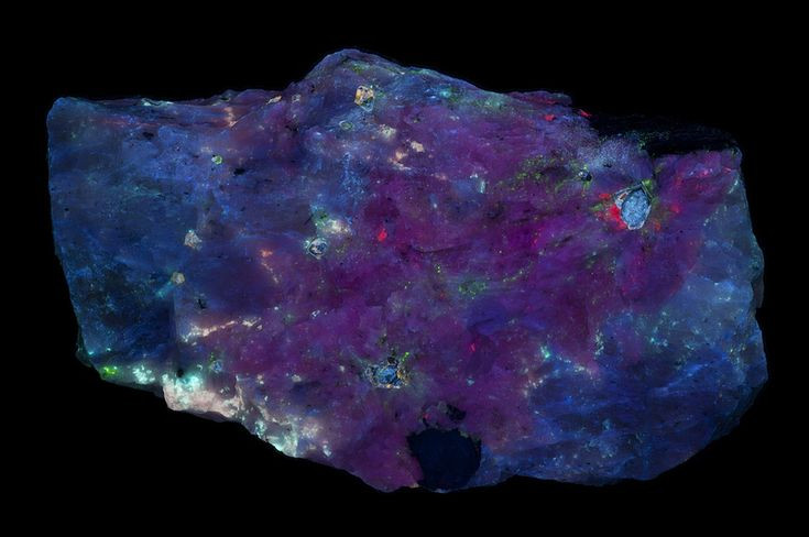  1. Hackmanite có khả năng đổi màu khi tiếp xúc ánh sáng. Hiện tượng này gọi là tenebrescence – khi khoáng vật chuyển từ màu nhạt sang đậm (thường là từ trắng sang tím) dưới ánh sáng tia cực tím và ngược lại. Ảnh: Pinterest.