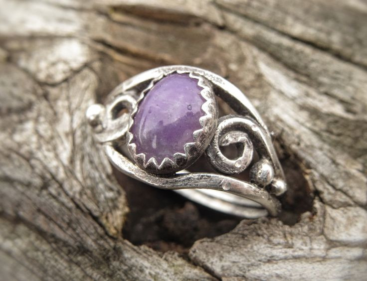  7. Hackmanite được dùng làm đá quý và vật phẩm phong thủy. Với màu sắc huyền bí và thay đổi theo ánh sáng, nhiều người tin rằng hackmanite có khả năng thanh lọc năng lượng và nâng cao trực giác. Ảnh: Pinterest.