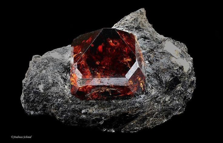  1. Zircon là khoáng vật lâu đời nhất từng được tìm thấy trên Trái Đất. Những tinh thể zircon cổ đại ở Australia có tuổi đời lên đến 4,4 tỷ năm – gần như đồng thời với sự hình thành hành tinh của chúng ta. Ảnh: Pinterest.