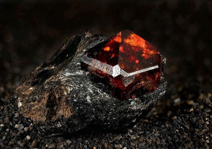  6. Zircon có chỉ số khúc xạ cao, gần giống kim cương. Nhờ đó, zircon được sử dụng trong trang sức như một loại đá quý thay thế có độ lấp lánh nổi bật. Ảnh: Pinterest.