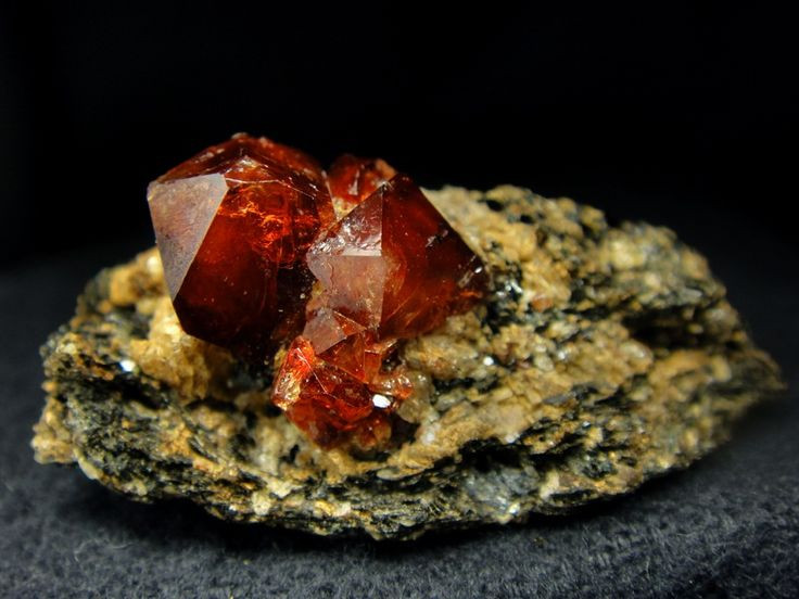  3. Tên gọi “zircon” có nguồn gốc từ tiếng Ả Rập. Từ “zarqun” nghĩa là màu đỏ tươi – phản ánh một trong những màu sắc phổ biến của khoáng vật này trong tự nhiên. Ảnh: Pinterest.