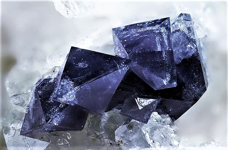  5. Zircon có thể chứa dấu tích của nước cổ đại. Một số tinh thể zircon đã bảo tồn được bằng chứng về nước lỏng tồn tại trên Trái Đất cách đây hơn 4 tỷ năm – gợi ý về sự sống sơ khai rất sớm. Ảnh: Pinterest.