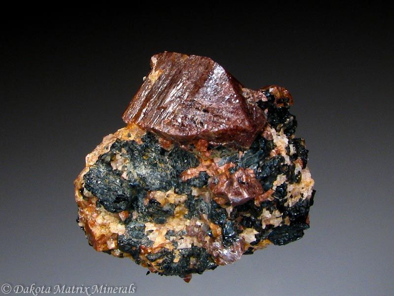  2. Zircon là công cụ định tuổi địa chất cực kỳ chính xác. Nhờ chứa nguyên tố phóng xạ uranium, zircon giúp các nhà khoa học xác định niên đại của đá và sự kiện địa chất cổ xưa qua phương pháp định tuổi bằng uranium–chì. Ảnh: Pinterest.