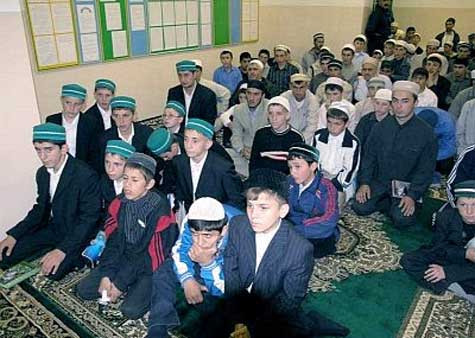 Những người Hồi giáo ở Cộng hòa Dagestan trong một lớp học tôn giáo.