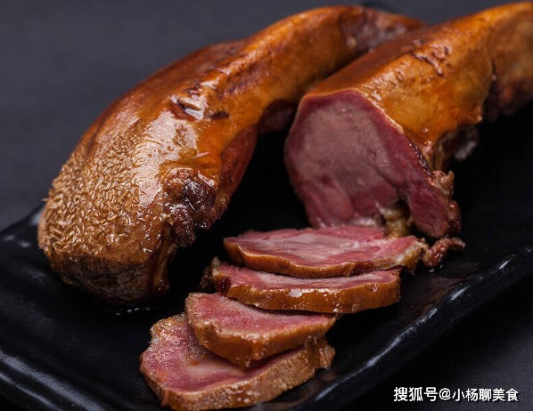 Phần này chính là lưỡi lợn. Lưỡi lợn không chỉ ngon và thơm mà còn có giá trị dinh dưỡng rất cao. Thịt lưỡi rất giàu calo và axit béo, cũng như kẽm, sắt, choline và vitamin B12. Loại thịt này được coi là đặc biệt có lợi cho những người ốm yếu hoặc phụ nữ đang mang thai. 