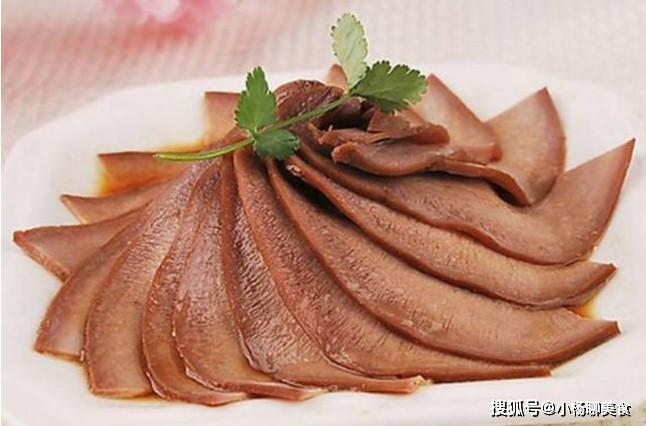 Tuy nhiên, cần lưu ý rằng lưỡi lợn có chứa hàm lượng cholesterol cao, vì vậy không nên ăn quá nhiều thực phẩm này vì sẽ dễ gây các bệnh về tim mạch và bệnh gút.