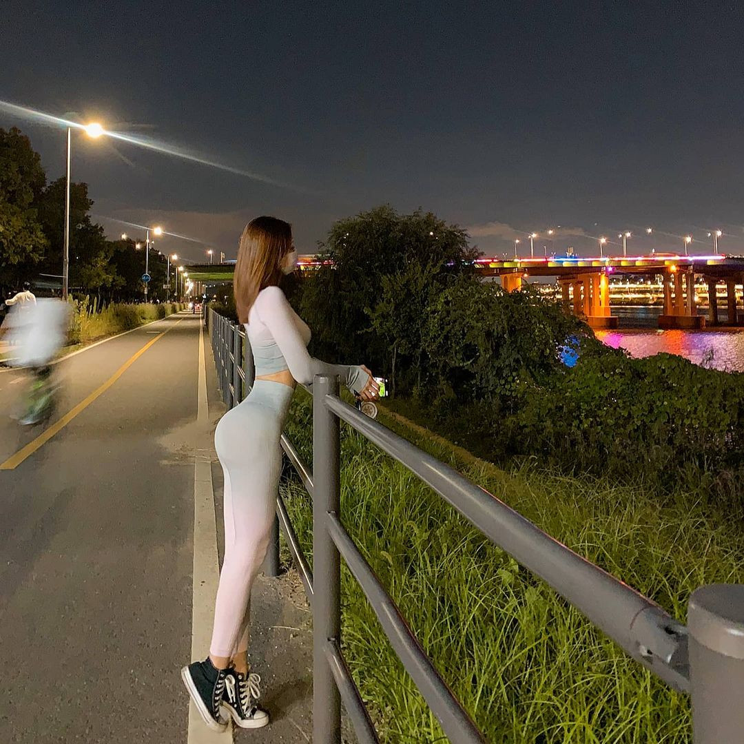 Jenny là người đẹp mạng xã hội Hàn Quốc có gần nửa triệu người theo dõi trên internet. Mới đây, Jenny có chia sẻ một số hình ảnh đi tập thể dục tại công viên Jamwon - 1 trong 12 công viên nhỏ tạo nên công viên Hanggang bên sông Hàn (sông Hán, Hán Giang). Đi tập thể dục buổi tối tại công viên cô chọn mặc set đồ thể thao tôn vóc dáng. 