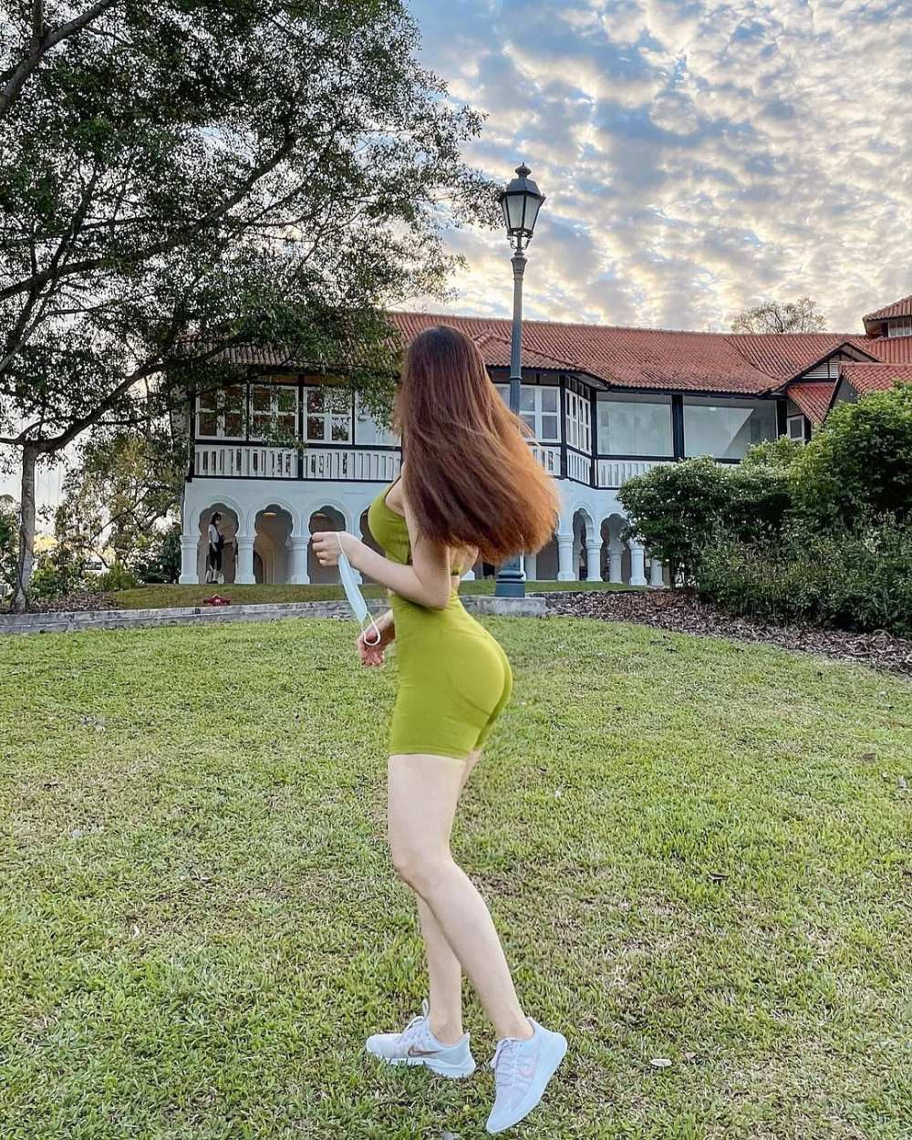 Trang phục tập được các cô gái yêu thích vì tôn dáng lại khỏe khoắn, năng động. Việc mặc legging ở Hàn Quốc hiện tại vẫn vấp phải những ý kiến trái chiều. Nguyên nhân là bởi thiết kế tiệp đường cong của loại trang phục này, trong một số tình huống dễ khiến người khác cảm thấy ngượng ngùng, gây hiểu lầm "quên" đồ.