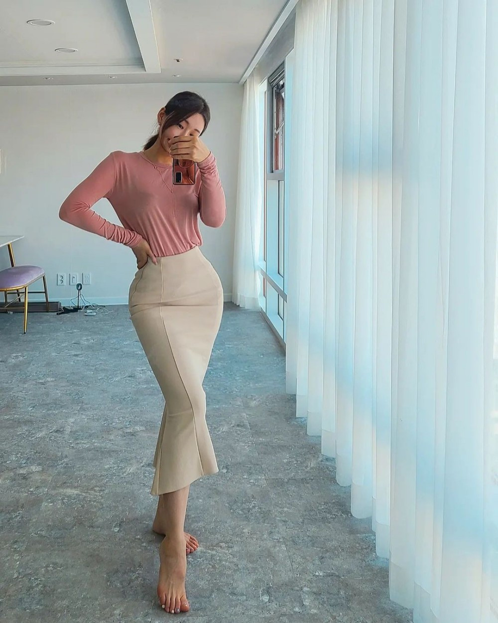 Theo dõi trang cá nhân của Jenny có thể thấy đồ tập với những chiếc quần legging, biker short thường xuyên được người đẹp chọn mặc. Bên cạnh đó, kiểu đồ ôm sát, dáng ngắn cũng được cô diện để phù hợp với việc tập bộ môn múa cột. Ngoài ra, người đẹp Hàn Quốc còn mặc thích những kiểu đầm ôm. Không cần quá cầu kỳ, chỉ một chiếc váy bó sát cũng đủ giúp Jenny nổi bật. Ở đây, Jenny chọn mặc áo thun dài tay kết hợp cùng chân váy đuôi cá với thiết kế ôm hông.