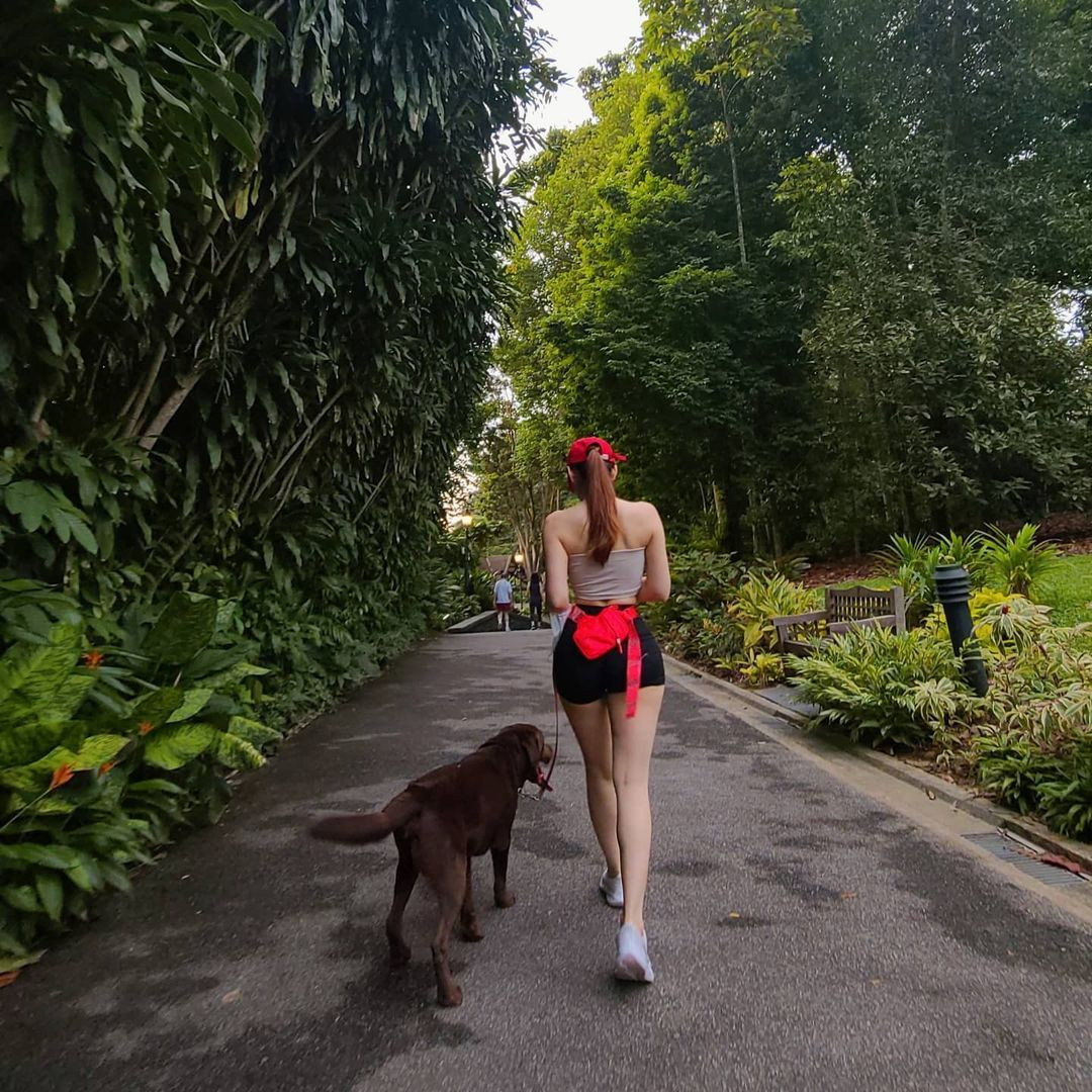 Cô nhận được nhiều chú ý khi theo đuổi bộ môn múa cột, tích cực truyền tải năng lượng rèn luyện vóc dáng. Ảnh: Dắt thú cưng đi dạo, Jenny chọn mặc áo dáng quây kết hợp với quần short.