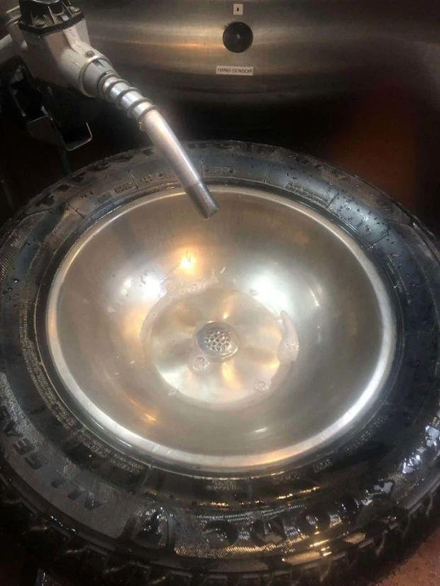 ấy hẳn lốp xe làm bồn rửa tay.