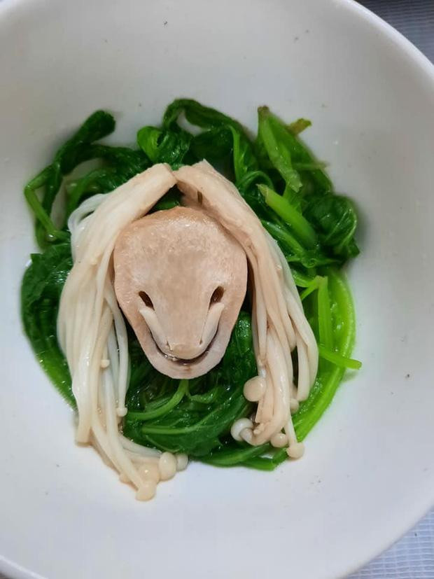 Đến nhà bà chị ăn cơm, chị gắp cho miếng nấm mà chẳng dám đụng đũa…