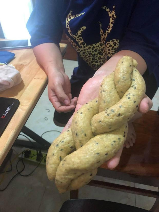 Chiếc bánh mì hoa cúc bị "dính lời nguyền".