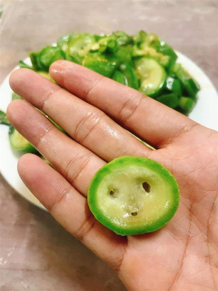 Ai cũng biết Halloween - lễ hội hoá trang đình đám nhất thế giới đã qua từ đời. Dù vậy dư âm của ngày này có vẻ vẫn sôi sục tại một số căn bếp của của hội những cô gái đoảng. Bằng chứng là chỉ cần lướt mạng xã hội, dân tình "phát hốt" với các khoảnh khắc bếp núc như đến từ "địa ngục" dưới đây. Ảnh: Có chút bối rối chạm tay em rồi. Vì em lần đâu mới vào bếp.