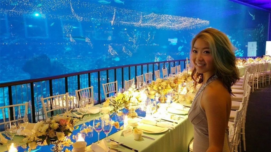 Đặc biệt sau chuyến tham quan, bạn còn có thể nghỉ ngơi và thưởng thức bữa tối tuyệt vời tại Nhà hàng Đại Dương tại thủy cung SEA. Các món ăn được nấu bởi đầu bếp Michelin nổi tiếng - Cat Cora. Ngắm nhìn đàn cá tung tăng bơi lội cùng gia đình thưởng thức bữa ăn ngon sẽ là một trong những trải nghiệm không thể bỏ qua trong đời. Tất cả những điều đó hứa hẹn sẽ mang đến cho bạn nhiều khoảnh khắc khó quên. Nhà hàng Ocean tại SEA Aquarium mở cửa hàng ngày, phục vụ bữa trưa từ 11:30 - 14:30 và bữa tối từ 18:00 - 22:30. Làm thế nào để đến SEA Aquarium