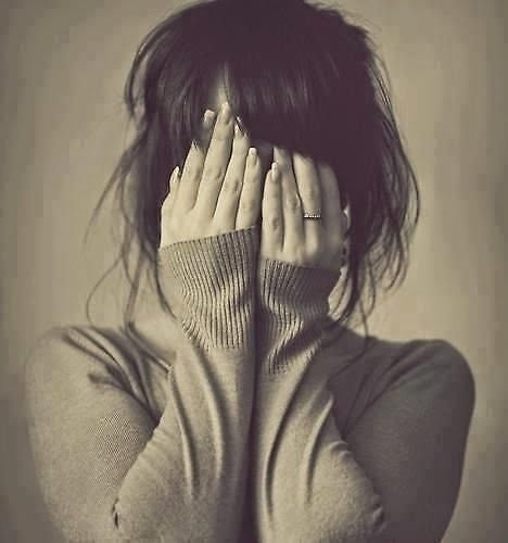 11. Cảm xúc thất thường và có xu hướng cực đoan: Cơ thể tìm cách báo hiệu cho bạn biết những hiểm nguy và từ đó sản sinh ra cảm xúc bất an, bồn chồn, dễ gây xúc động và khó kiềm chế được bản thân.