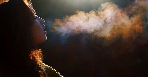 br/> Người ta thống kê được rằng, thông thường, những người mắc bệnh nan y, hoặc những người già sắp cận kề cái chết sẽ xuất hiện 1 trong 10 dấu hiệu sau. Nếu cơ thể bạn gặp phải các dấu hiệu dưới đây, nên thật sự thận trọng vì sẽ có nguy cơ gặp điều chẳng lành trong tương lai gần. 1. Thở ra hơi lạnh: Người bình thường sẽ có hơi thở ấm nóng khi hà hơi vào lòng bàn tay, nhưng một khi hơi thở của bạn trở nên lạnh thì có nghĩa là cơ thể đang báo hiệu một điều chẳng lành nào đó.