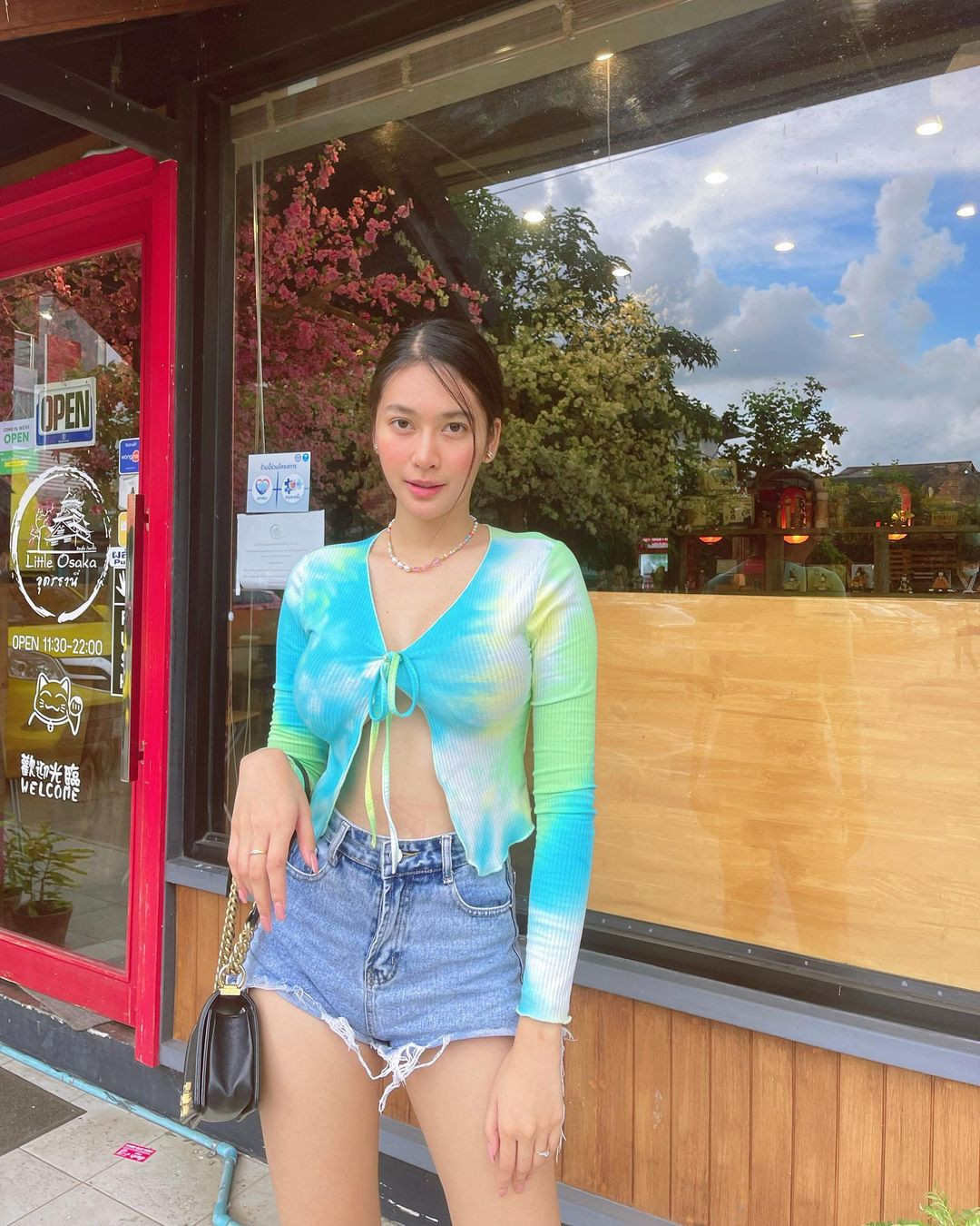 Thông thường các cô gái sẽ phải sử dụng miếng dán ngực để kín đáo hơn bởi kiểu áo này không thể diện áo ngực truyền thống. Bản thân người diện cũng cần lưu ý để tránh sự cố kém duyên do trang phục thiếu an toàn. Khi mặc kiểu áo này bạn có thể kết hợp nó với skinny jean hoặc hot pants.