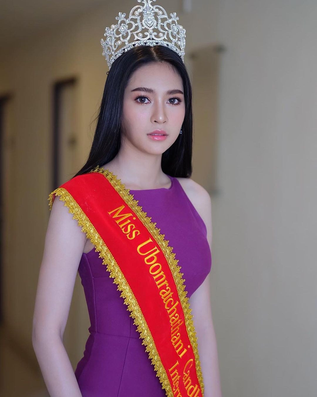 Ruangkaw Lunsakaewong là hot girl người Thái Lan có gần 500 nghìn người theo dõi trên mạng xã hội. Ngoài ra, cô còn từng tham gia một số cuộc thi nhan sắc tại quốc gia và đạt được giải thưởng. Bên cạnh đó, cô cũng làm người mẫu trình diễn thời trang. 