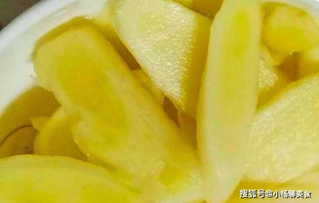 Ngoài ra, gừng có một cách làm mới lạ, ít người biết đến nhưng lại vô cùng “lợi hại”, đó là ngâm cùng với giấm.