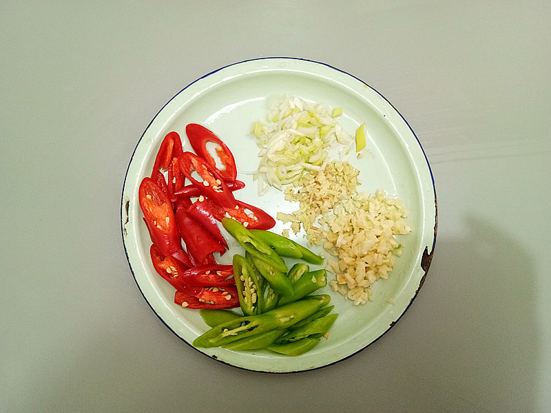 Cách thực hiện: Ớt ngọt cắt nhỏ, băm nhuyễn tỏi. 