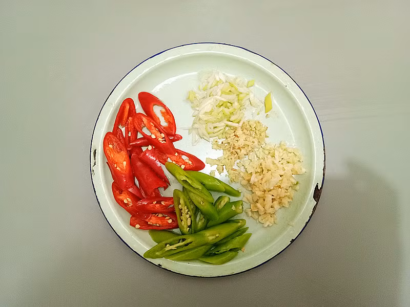 Cách thực hiện: Ớt ngọt cắt nhỏ, băm nhuyễn tỏi. 