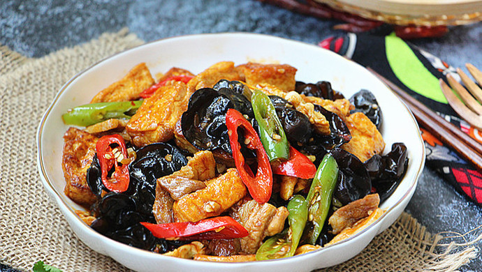 Nguyên liệu: Thịt ba chỉ, đậu phụ, ớt ngọt xanh đỏ, mộc nhĩ, trứng.