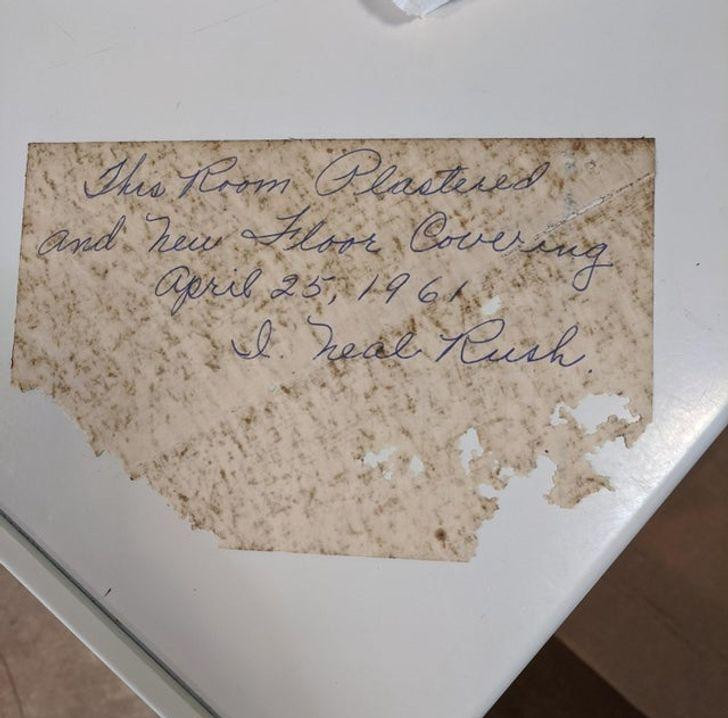 ái này được tìm thấy bên dưới sàn nhà, nó thuộc về người từng sống ở đây vào năm 1961